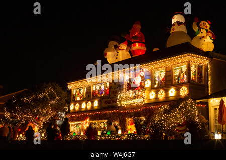 Balboa Island während der Christmas Boat Parade, Newport Beach, Orange County, Kalifornien. Stockfoto