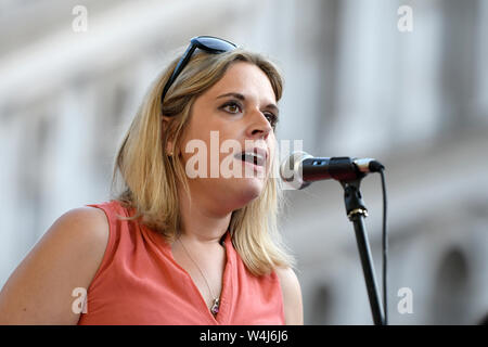 Laura Smith, MP, spricht an der anti Boris Johnson Kundgebung in London. Demonstranten vor Downing Street versammelt, um gegen die Ankündigung von Tory Boris Johnson als neue britische Premierminister, der nur von weniger als 150.000 Mitglieder der konservativen Partei gewählt wurde, eine Partei, die nicht über eine Mehrheit im Parlament halten zu protestieren. Sie fordern eine sofortige Wahlen ins Leben gerufen und Pläne an die Konservative Partei nationale Konferenz zu einem späteren Zeitpunkt in diesem Jahr zu protestieren. Stockfoto