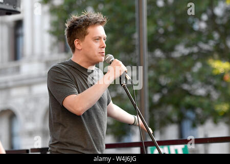 Guardian Feuilletonist, Owen Jones spricht an der anti Boris Johnson Wahl Kundgebung in London. Demonstranten vor Downing Street versammelt, um gegen die Ankündigung von Tory Boris Johnson als neue britische Premierminister, der nur von weniger als 150.000 Mitglieder der konservativen Partei gewählt wurde, eine Partei, die nicht über eine Mehrheit im Parlament halten zu protestieren. Sie fordern eine sofortige Wahlen ins Leben gerufen und Pläne an die Konservative Partei nationale Konferenz zu einem späteren Zeitpunkt in diesem Jahr zu protestieren. Stockfoto