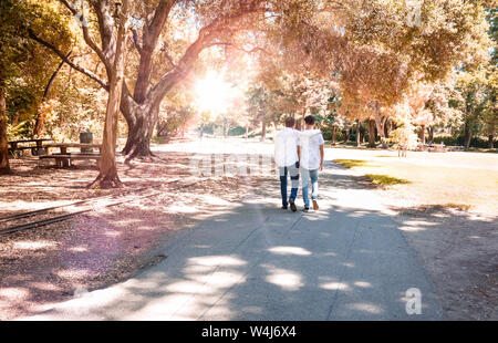 Gerne Vater und Sohn zusammen gehen Stockfoto