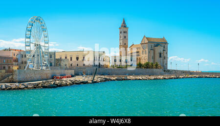 Trani Waterfront mit der schönen Kathedrale. Provinz von Barletta Andria Trani Apulien (Puglia), Süditalien. Stockfoto