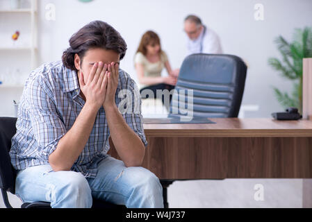 Junges Paar alte männlicher Arzt Stockfoto