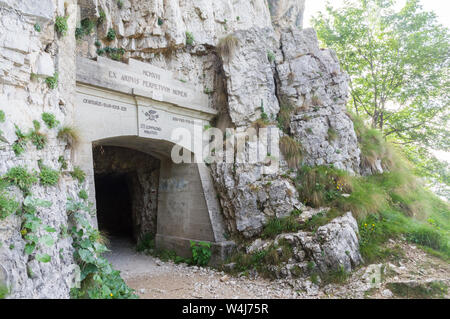 Der Eingang zum 1. Tunnel der 'Strada delle 52 gallerie' (Straße mit 52 Tunneln), einer Militärstraße, die während des Ersten Weltkriegs auf dem Berg Pasubio in Italien gebaut wurde Stockfoto