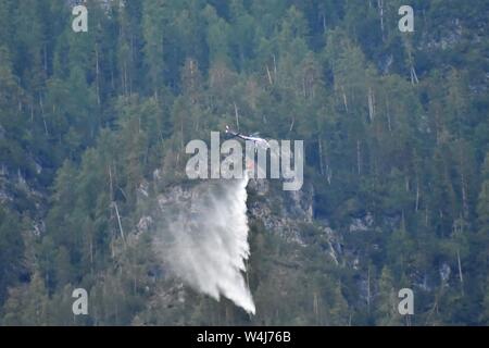 Waldbrand, Lienzer Dolomiten, Feuer, Rauch, Osttirol, Blitz, entzündet, Sicherheitstipps, Steilwand, Rauchkofel, Wald, Hubschrauber, löschen, Feuerwehr, Rotor, Stockfoto