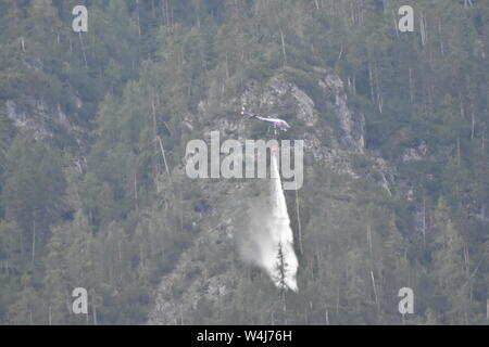 Waldbrand, Lienzer Dolomiten, Feuer, Rauch, Osttirol, Blitz, entzündet, Sicherheitstipps, Steilwand, Rauchkofel, Wald, Hubschrauber, löschen, Feuerwehr, Rotor, Stockfoto