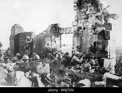 Französische Soldaten unter General Gouraud, mit Ihren Maschinengewehren in den Ruinen einer Kathedrale in der Nähe der Marne während des Zweiten Weltkrieges eine Stockfoto