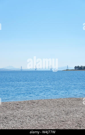 Rio Antirrio Brücke Silhouette und Segelboot. Blick von Nafpaktos Stockfoto