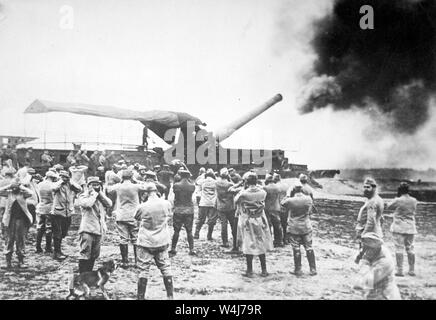 Französische Kanonen feuern auf deutschen Linien während des Ersten Weltkriegs 1918 Stockfoto