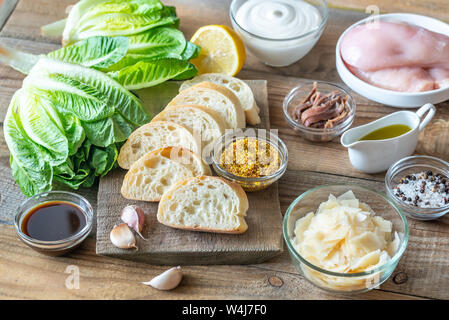 Zutaten für Caesar Salat auf der hölzernen Hintergrund Stockfoto