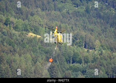 Waldbrand, Lienzer Dolomiten, Feuer, Rauch, Osttirol, Blitz, entzündet, Sicherheitstipps, Steilwand, Rauchkofel, Wald, Hubschrauber, löschen, Feuerwehr, Rotor, Stockfoto