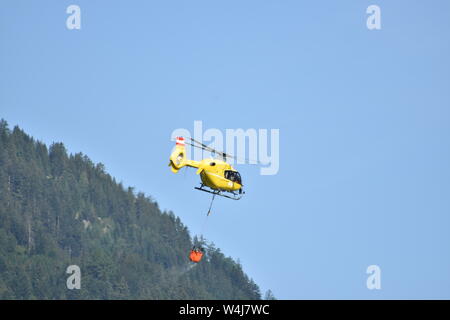 Waldbrand, Lienzer Dolomiten, Feuer, Rauch, Osttirol, Blitz, entzündet, Sicherheitstipps, Steilwand, Rauchkofel, Wald, Hubschrauber, löschen, Feuerwehr, Rotor, Stockfoto