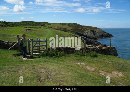 Eine ältere weibliche Wanderer auf einem küstenweg in Großbritannien Stockfoto