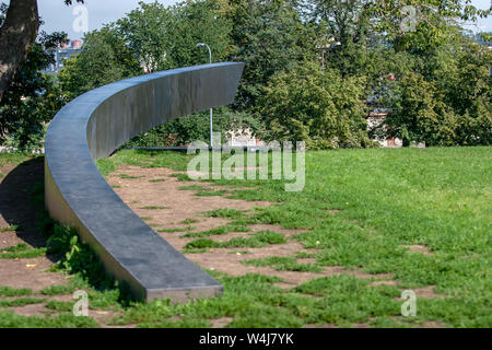 Denkmal für die bei dem Absturz der Fähre Estland getötet. Bügeleisen zerrissen Arc. Gras und Bäume. Das Wetter ist sonnig. Stockfoto