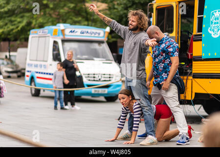 Straßenkünstler in Sheffield Fahrgassen 2019 live Shows in der Stadt Stockfoto