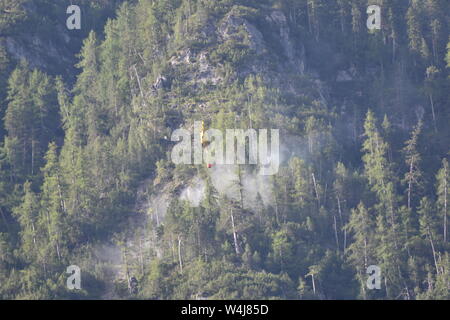 Waldbrand, Lienzer Dolomiten, Feuer, Rauch, Osttirol, Blitz, entzündet, Sicherheitstipps, Steilwand, Rauchkofel, Wald, Hubschrauber, löschen, Feuerwehr, Rotor, Stockfoto