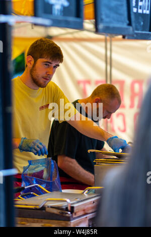 SHEFFIELD, UK - 20. Juli 2019: Mitglieder der Straße essen Chefkoch Nahrung für die Menschen in Sheffield Fahrgassen Festival Stockfoto