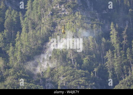 Waldbrand, Lienzer Dolomiten, Feuer, Rauch, Osttirol, Blitz, entzündet, Sicherheitstipps, Steilwand, Rauchkofel, Wald, Hubschrauber, löschen, Feuerwehr, Rotor, Stockfoto