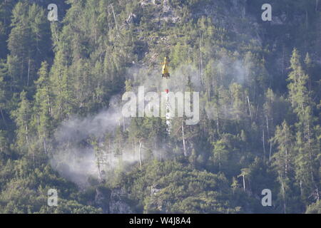 Waldbrand, Lienzer Dolomiten, Feuer, Rauch, Osttirol, Blitz, entzündet, Sicherheitstipps, Steilwand, Rauchkofel, Wald, Hubschrauber, löschen, Feuerwehr, Rotor, Stockfoto