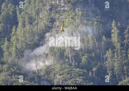 Waldbrand, Lienzer Dolomiten, Feuer, Rauch, Osttirol, Blitz, entzündet, Sicherheitstipps, Steilwand, Rauchkofel, Wald, Hubschrauber, löschen, Feuerwehr, Rotor, Stockfoto