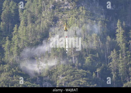 Waldbrand, Lienzer Dolomiten, Feuer, Rauch, Osttirol, Blitz, entzündet, Sicherheitstipps, Steilwand, Rauchkofel, Wald, Hubschrauber, löschen, Feuerwehr, Rotor, Stockfoto