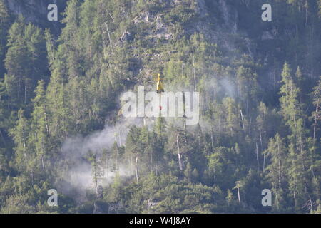 Waldbrand, Lienzer Dolomiten, Feuer, Rauch, Osttirol, Blitz, entzündet, Sicherheitstipps, Steilwand, Rauchkofel, Wald, Hubschrauber, löschen, Feuerwehr, Rotor, Stockfoto