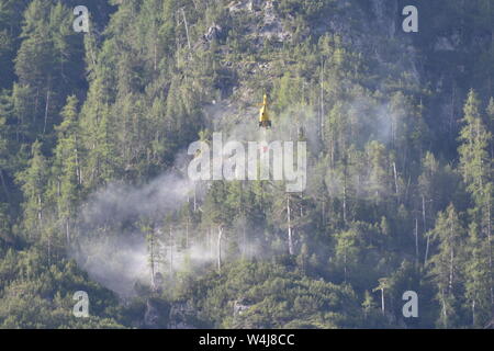 Waldbrand, Lienzer Dolomiten, Feuer, Rauch, Osttirol, Blitz, entzündet, Sicherheitstipps, Steilwand, Rauchkofel, Wald, Hubschrauber, löschen, Feuerwehr, Rotor, Stockfoto