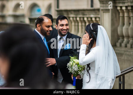 SHEFFIELD, UK - 20. JULI 2019: Eine indische Familie am Rathaus in Sheffield City Centre Heiraten Stockfoto