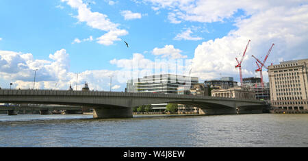 London, Großbritannien - 23 Mai 2016: London Bridge über die Themse Stockfoto