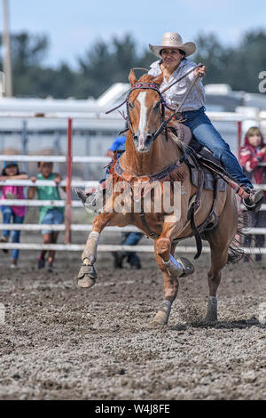 Barrel Racer beim Kainai Rodeo in Standoff, Alberta, Kanada Stockfoto