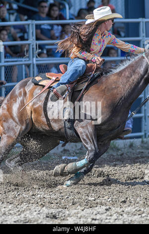 Barrel Racer beim Kainai Rodeo in Standoff, Alberta, Kanada Stockfoto