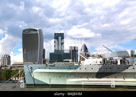 London, Großbritannien - 23 Mai 2016: HMS Belfast, World War II Museum mit 9 Decks und Naval Waffen, ständigen Liegeplatz auf der Themse. Stockfoto