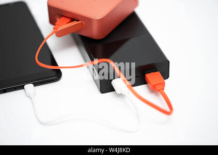 Power Bank sind die Bluetooth Lautsprecher und Smartphone verbunden. Stockfoto