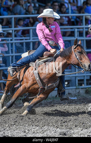 Barrel Racer beim Kainai Rodeo in Standoff, Alberta, Kanada Stockfoto