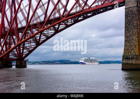 Edinburgh, Schottland - August 13, 2018: Princess Kreuzfahrtschiff, die königliche Prinzessin, in dem Firth-of-Forth mit der Forth Bridge overhead verankert. Stockfoto