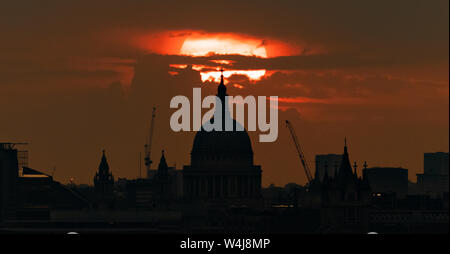 London, Großbritannien. 23. Juli, 2019. UK Wetter: Am Abend Sonnenuntergang über St. Paul's Cathedral mit Stadt Temperaturen möglicherweise erreichen 37 C-a Juli aufzeichnen - bis Ende der Woche. Credit: Guy Corbishley/Alamy leben Nachrichten Stockfoto