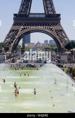 Paris Hitzewelle 2019 - Menschen Abkühlung und Baden im Jardins de Trocadero Brunnen in Paris, Frankreich, Europa. Stockfoto