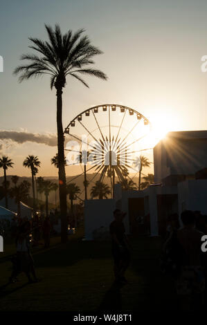 Ikonische Riesenrad und Teilnehmer am Coachella Valley Music Festival Stockfoto