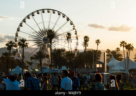 Ikonische Riesenrad und Teilnehmer am Coachella Valley Music Festival Stockfoto