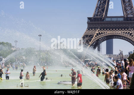 Paris Hitzewelle 2019 - Menschen Abkühlung und Baden im Jardins de Trocadero Brunnen in Paris, Frankreich, Europa. Stockfoto