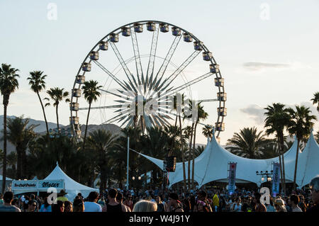 Ikonische Riesenrad und Teilnehmer am Coachella Valley Music Festival Stockfoto