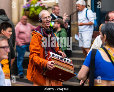 SHEFFIELD, UK - 20. JULI 2019: Hare Krishna Anhänger durch die Straßen feiern in Fahrgassen 2019 Stockfoto