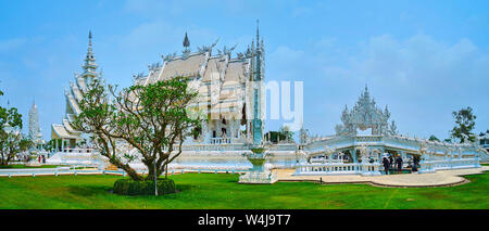 Das Meisterwerk weiße Tempel (Wat Rong Khun) Komplexe mit Brücke der Wiedergeburt Zyklus, Pforte des Himmels, Ubosot und hohe Pagode, mit feinen Putz eingerichtet Stockfoto