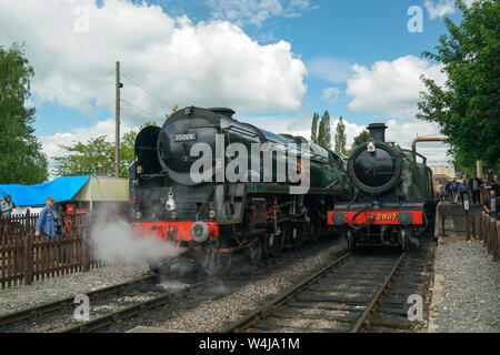 SR Handelsmarine Klasse 35006 & GWR 2807 in Toddington Station-1 Stockfoto