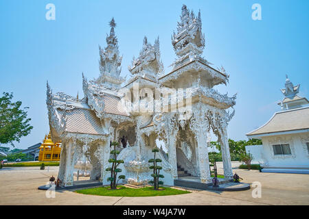 Die reich verzierten Schrein im Garten der weiße Tempel (Wat Rong Khun), Chiang Rai, Thailand Stockfoto