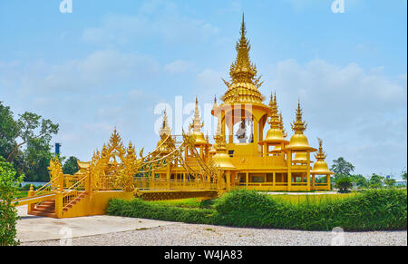 Genießen Sie die Außenseite des goldenen Schrein von Ganesha, im Garten des Weißen Tempels, Chiang Rai, Thailand Stockfoto