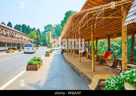 CHIANG RAI, THAILAND - 9. Mai 2019: Der Bambus Vordach entlang der Straße an der Mae Fah Luang Garten und Royal Villa von Doi Tung, am 9. Mai in Chiang Rai Stockfoto