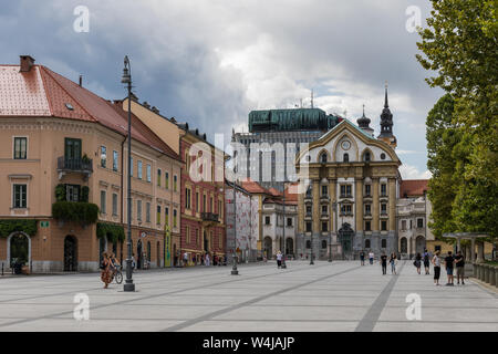 Kongress Square (Kongresni trg) und der Ursulinen Kirche der Heiligen Dreifaltigkeit, Ljubljana, Slowenien Stockfoto