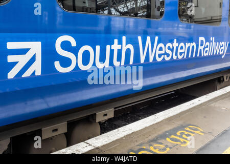 South Western Railway SWR Logo auf Schlitten in der Waterloo Station, London, UK Stockfoto