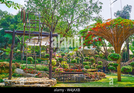 Traditionelle hölzerne Akha Hill Tribe swing schmückt den Rasen in Mae Fah Luang Garten, Doi Tung, Thailand Stockfoto