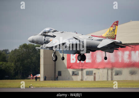 Eine von zwei spanische Marine AV-8B Harrier II durchführen Am2019 RIAT Fairford air show, Gloucestershire, Vereinigtes Königreich Stockfoto